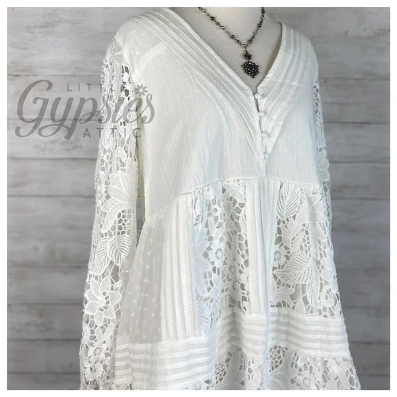 POL Romance in Lovely Lace Dress - Picture 2 of 12